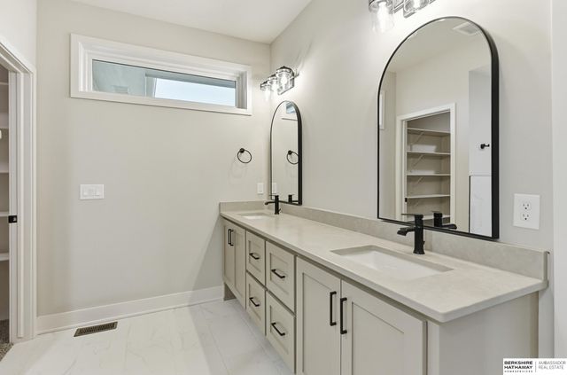 9910 Cimarron Street, Papillion, NE 68046