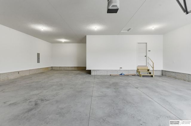 9910 Cimarron Street, Papillion, NE 68046