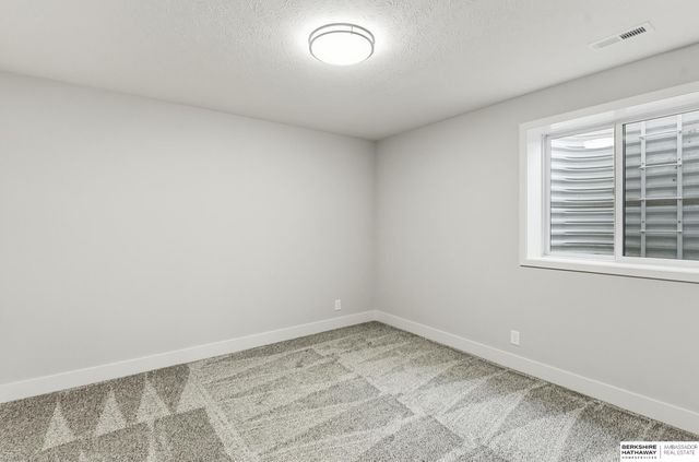 9910 Cimarron Street, Papillion, NE 68046