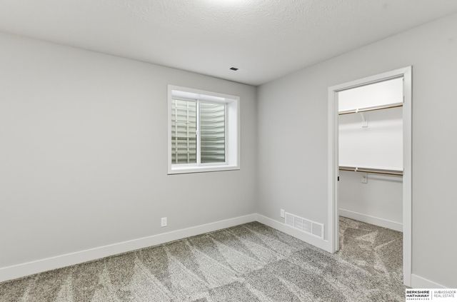 9910 Cimarron Street, Papillion, NE 68046