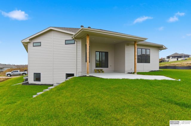 9910 Cimarron Street, Papillion, NE 68046