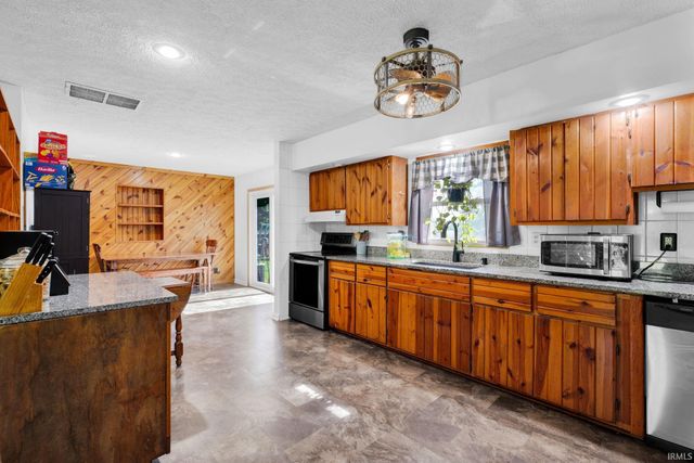284 Old State Road 37 N, Bedford, IN 47421