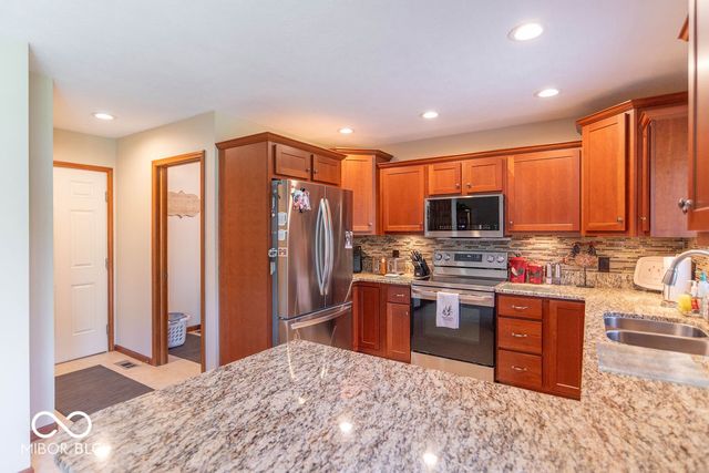 9437 Gladstone Drive, Pittsboro, IN 46167