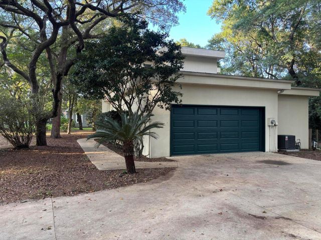 905 Woodbriar Court, Fort Walton Beach, FL 32547