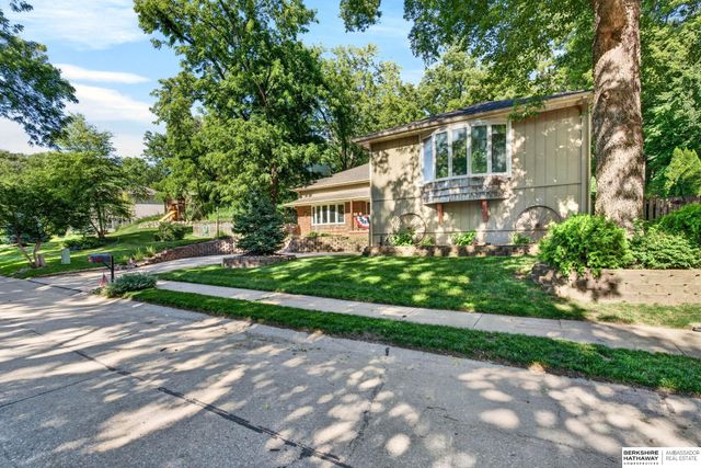 409 Greenbriar Court, Bellevue, NE 68005