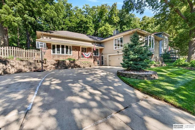 409 Greenbriar Court, Bellevue, NE 68005