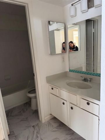12615 Brookglade Circle 211, Houston, TX 77099
