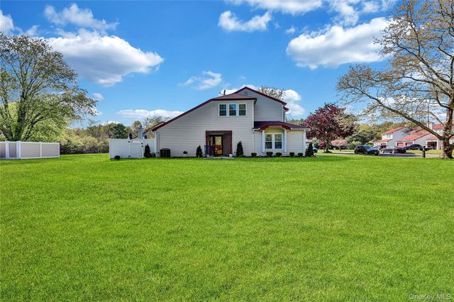 19 Delaware Court, Coram, NY 11727