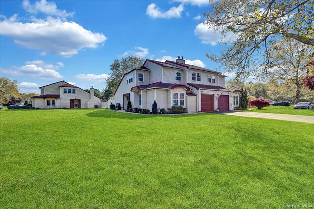 19 Delaware Court, Coram, NY 11727