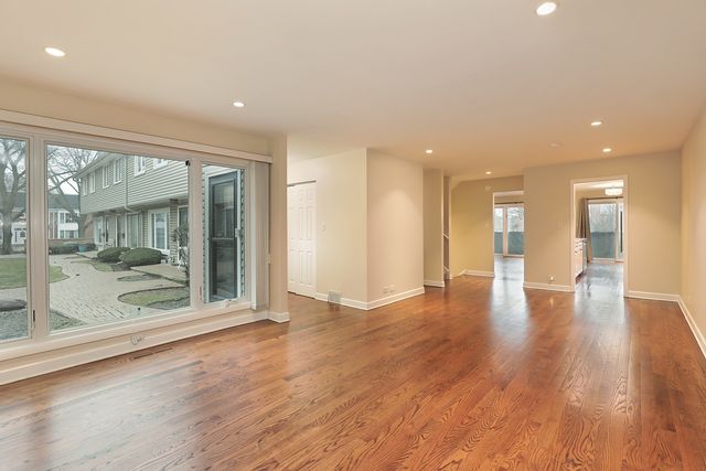 1150 Meadow Road, Northbrook, IL 60062