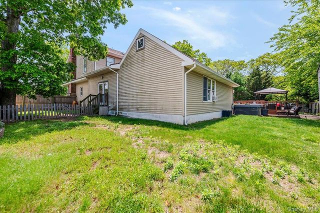 35 Cooke Avenue, Holtsville, NY 11742