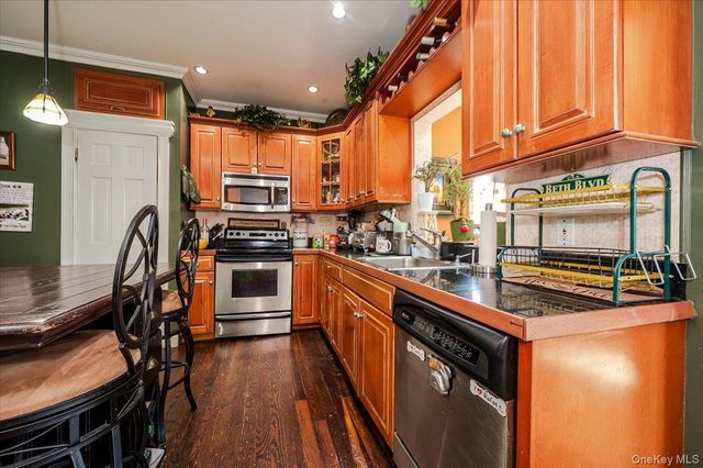 35 Cooke Avenue, Holtsville, NY 11742