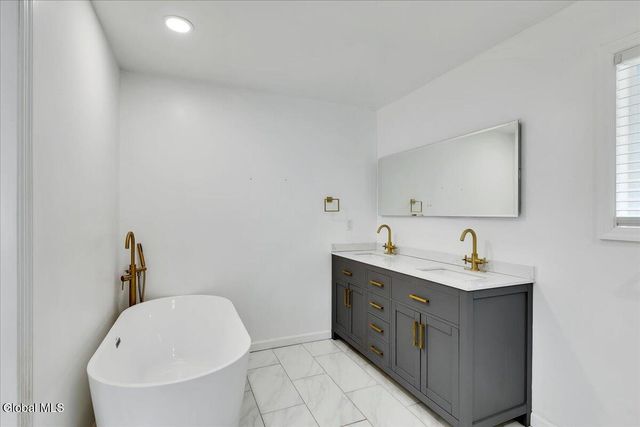2115 Colgate Place, Schenectady, NY 12304
