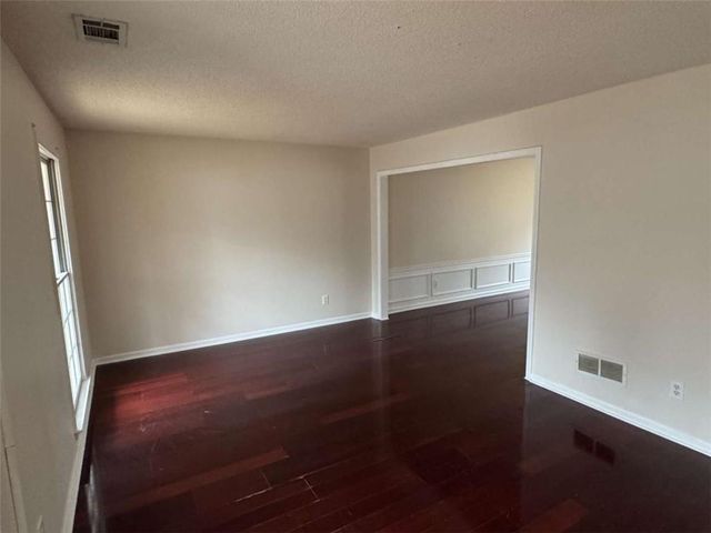 875 Eagle Creek Dr., Lawrenceville, GA 30044