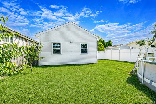 535 Outlook Avenue, West Babylon, NY 11704