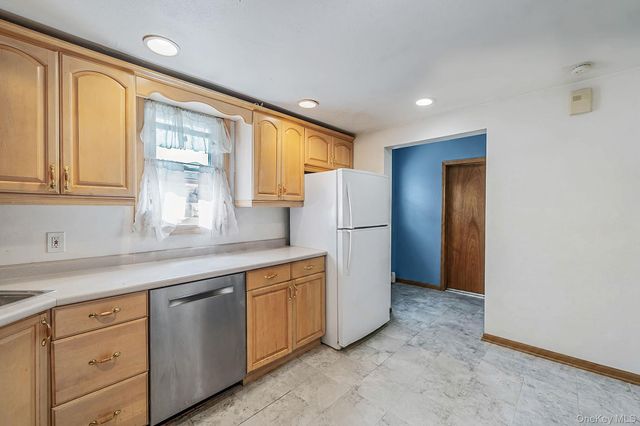 535 Outlook Avenue, West Babylon, NY 11704