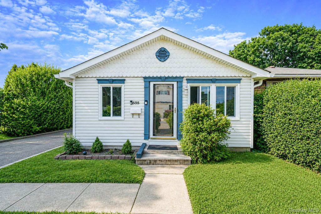 535 Outlook Avenue, West Babylon, NY 11704
