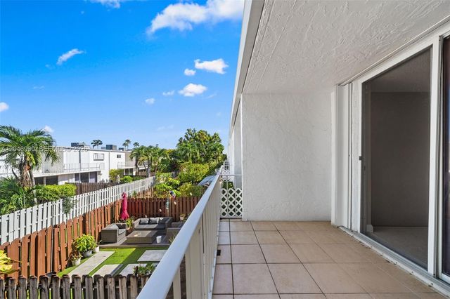 801 NE 27th Ave, Hallandale Beach, FL 33009
