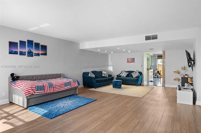 801 NE 27th Ave, Hallandale Beach, FL 33009