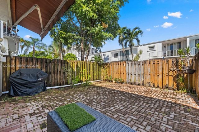 801 NE 27th Ave, Hallandale Beach, FL 33009