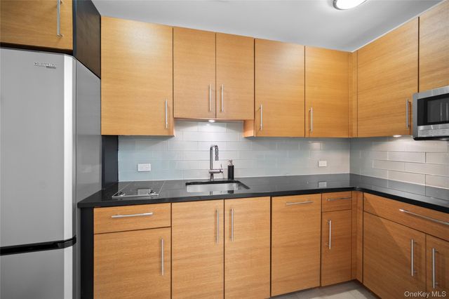 1 Renaissance Square 10D, White Plains, NY 10601