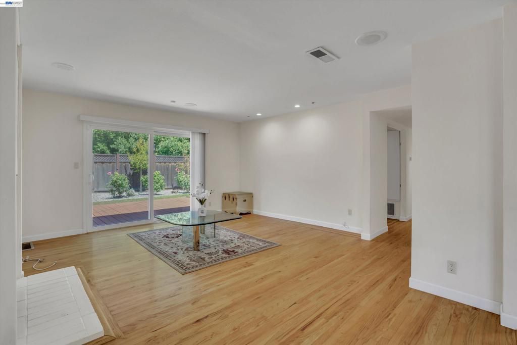 Image 11 of property listing at 2090 Coolidge Dr, Santa Clara, CA 95051