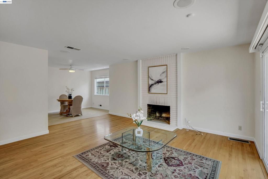 Image 13 of property listing at 2090 Coolidge Dr, Santa Clara, CA 95051
