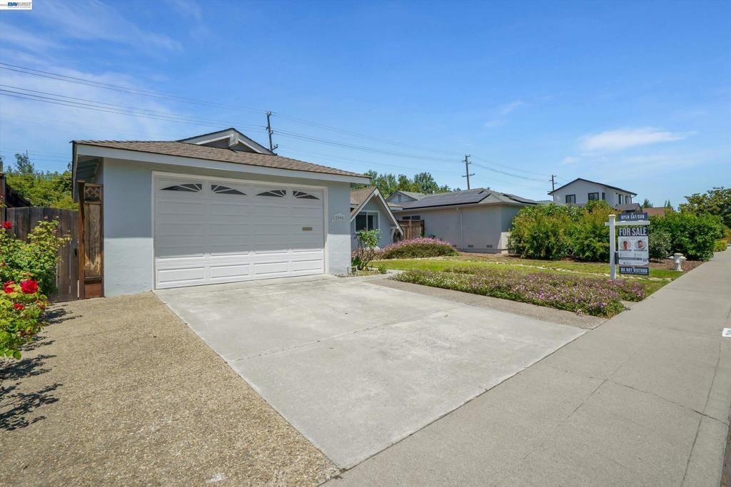 Image 2 of property listing at 2090 Coolidge Dr, Santa Clara, CA 95051