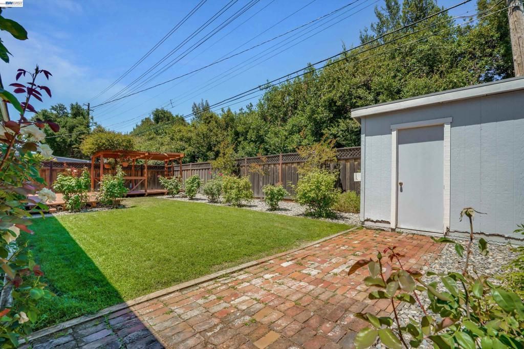 Image 27 of property listing at 2090 Coolidge Dr, Santa Clara, CA 95051