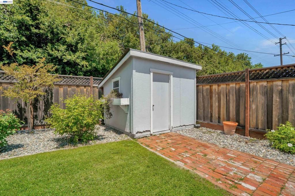 Image 28 of property listing at 2090 Coolidge Dr, Santa Clara, CA 95051
