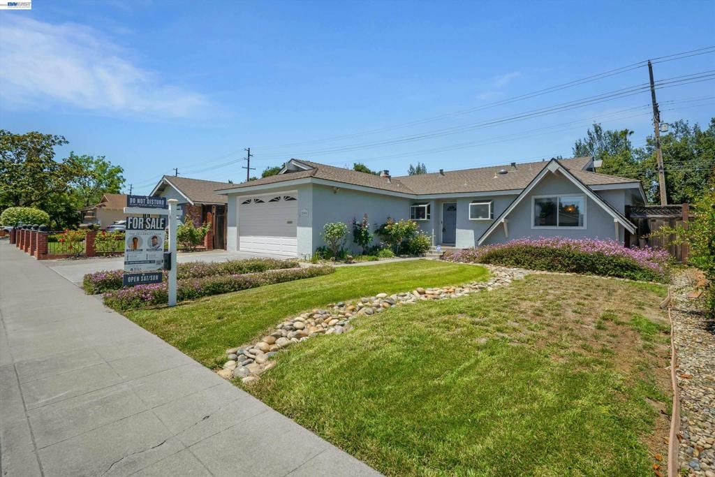 Image 3 of property listing at 2090 Coolidge Dr, Santa Clara, CA 95051