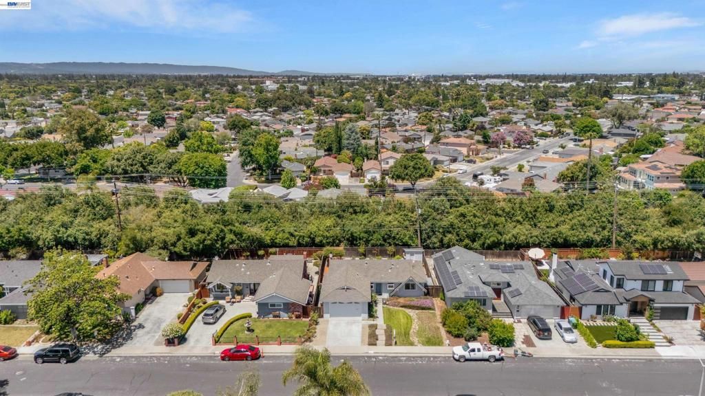 Image 31 of property listing at 2090 Coolidge Dr, Santa Clara, CA 95051