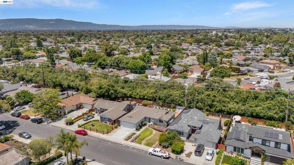 Image 32 of property listing at 2090 Coolidge Dr, Santa Clara, CA 95051