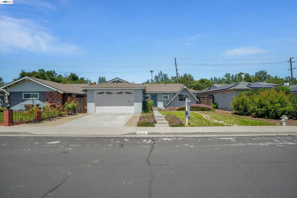 Image 4 of property listing at 2090 Coolidge Dr, Santa Clara, CA 95051