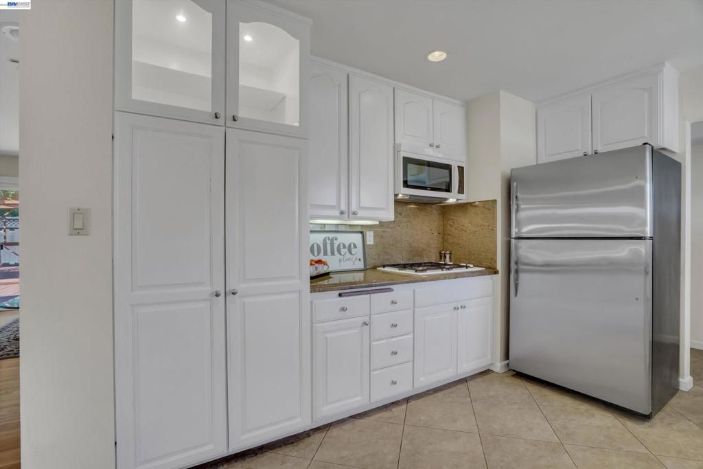 Image 7 of property listing at 2090 Coolidge Dr, Santa Clara, CA 95051