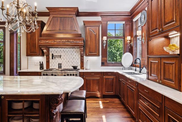 614 Hidden Creek Trail, Mendota Heights, MN 55118