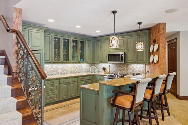 614 Hidden Creek Trail, Mendota Heights, MN 55118