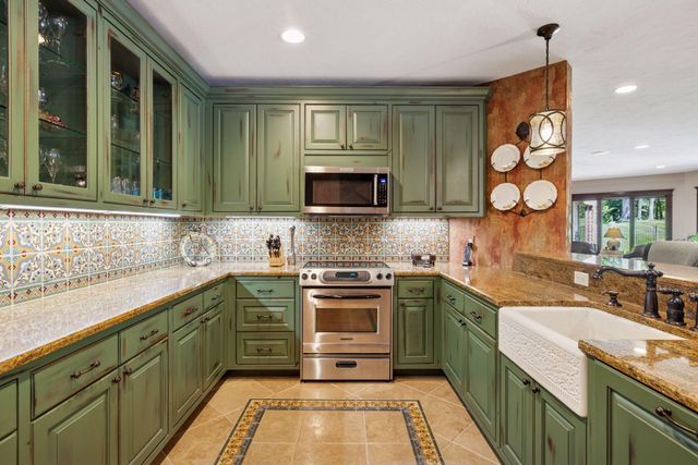 614 Hidden Creek Trail, Mendota Heights, MN 55118