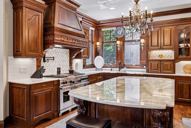 614 Hidden Creek Trail, Mendota Heights, MN 55118