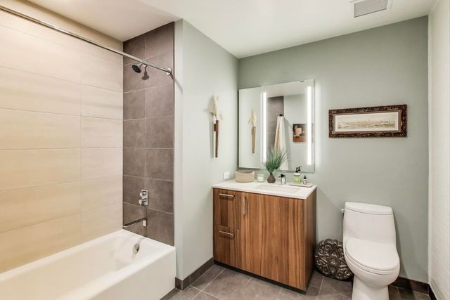211 N Harbor Drive 1809, Chicago, IL 60601
