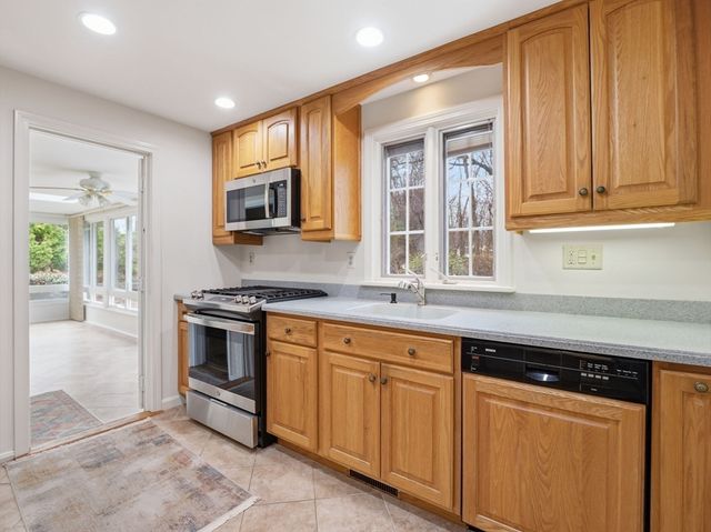 8 Monument Hill Rd, Chelmsford, MA 01824