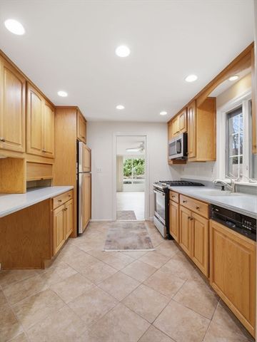 8 Monument Hill Rd, Chelmsford, MA 01824