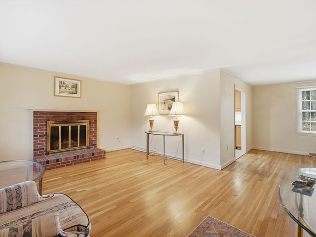 8 Monument Hill Rd, Chelmsford, MA 01824