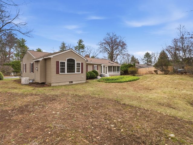 8 Monument Hill Rd, Chelmsford, MA 01824