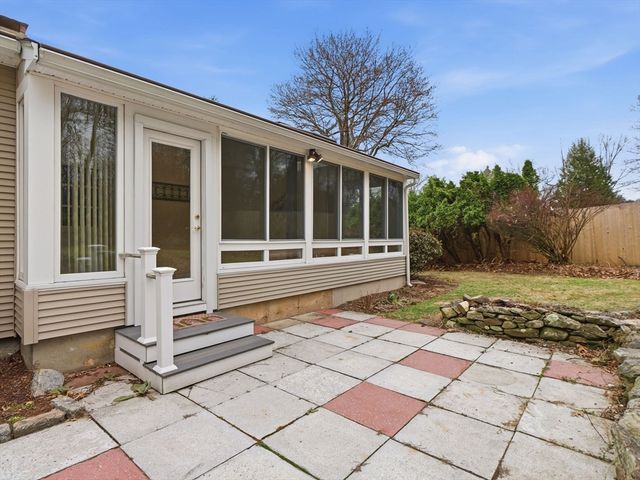 8 Monument Hill Rd, Chelmsford, MA 01824