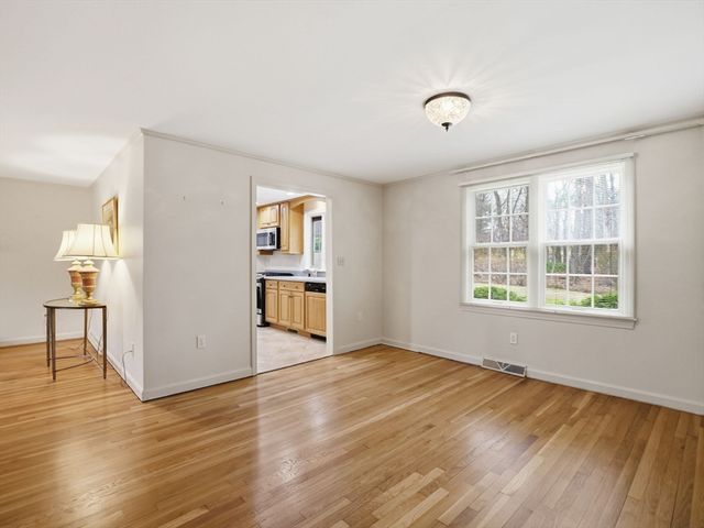 8 Monument Hill Rd, Chelmsford, MA 01824