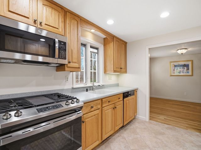 8 Monument Hill Rd, Chelmsford, MA 01824