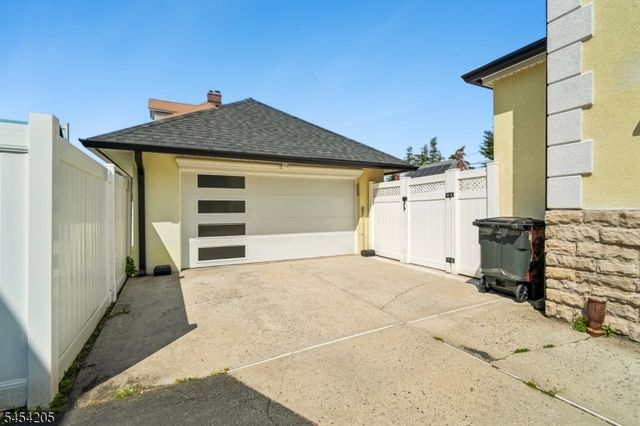 877 Park Ave, Elizabeth City, NJ 07208