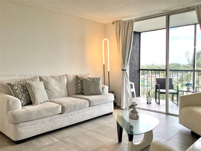 8900 Washington Boulevard PH2A, Pembroke Pines, FL 33025