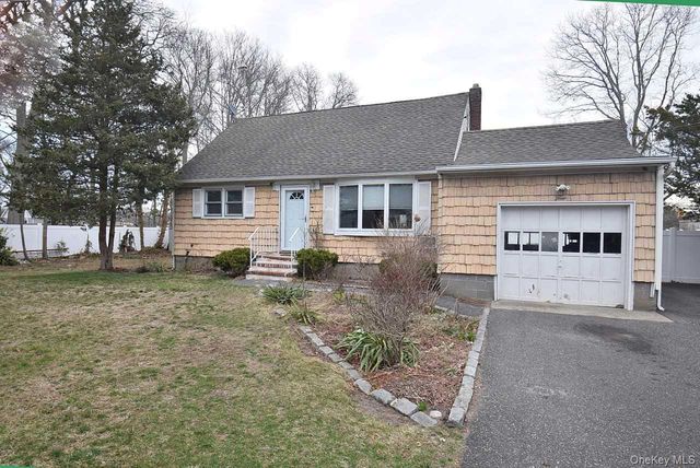 3 Windus Drive, Shirley, NY 11967